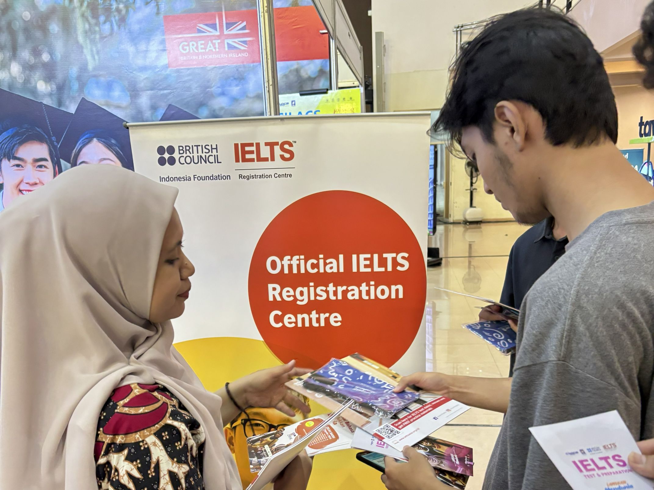 CS Cilacs UII menjelasakan IELTS kepada pengunjung booth Cilacs UII dalam the Future Fest 2026