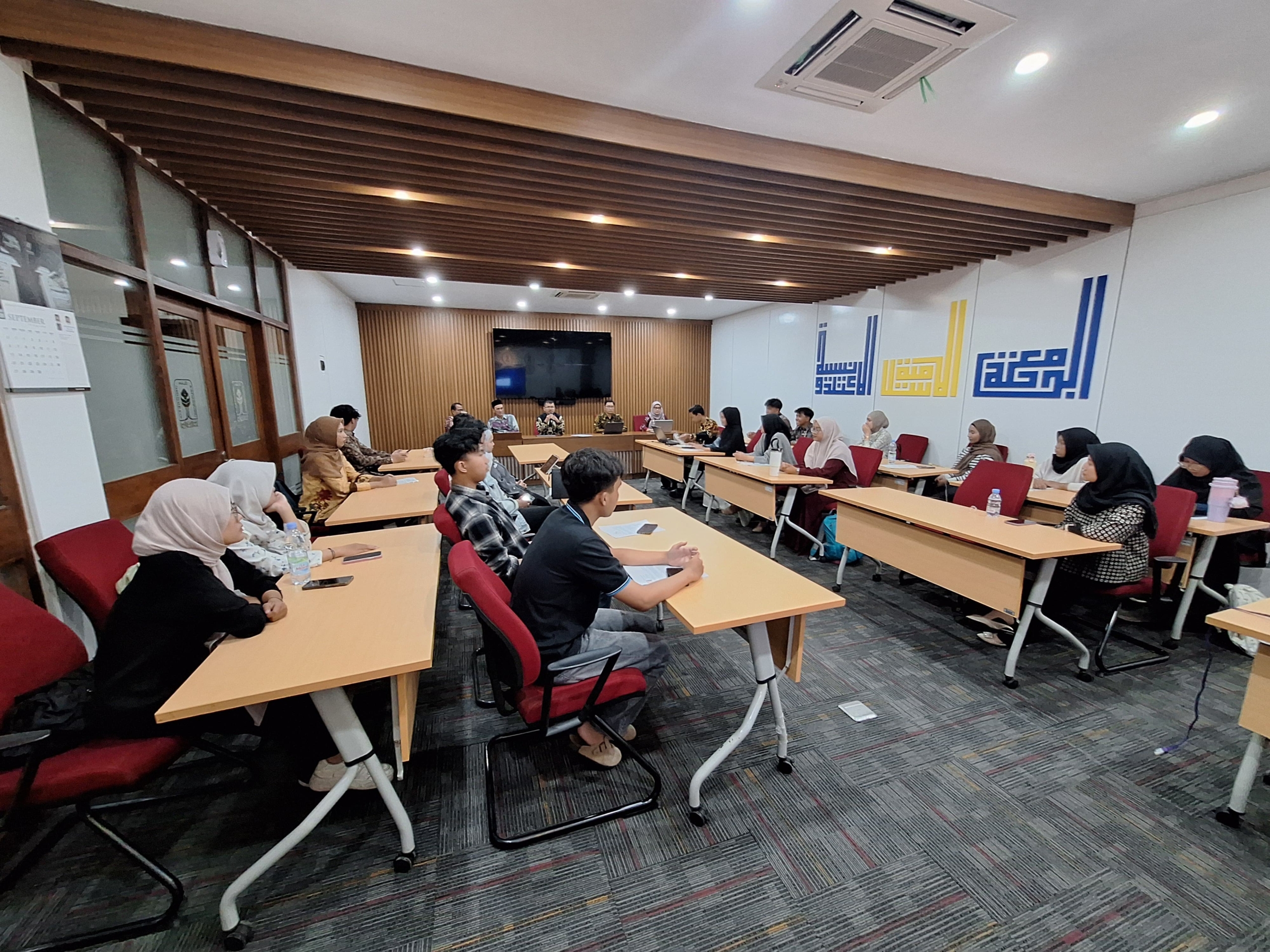 Mahasiswa aktivis FBE UII mengikuti pembekalan awal pra-kelas Program IELTS Preparation 